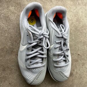 Nike Lunarlon Dragon softball metal cleats, gray & white, size 5
